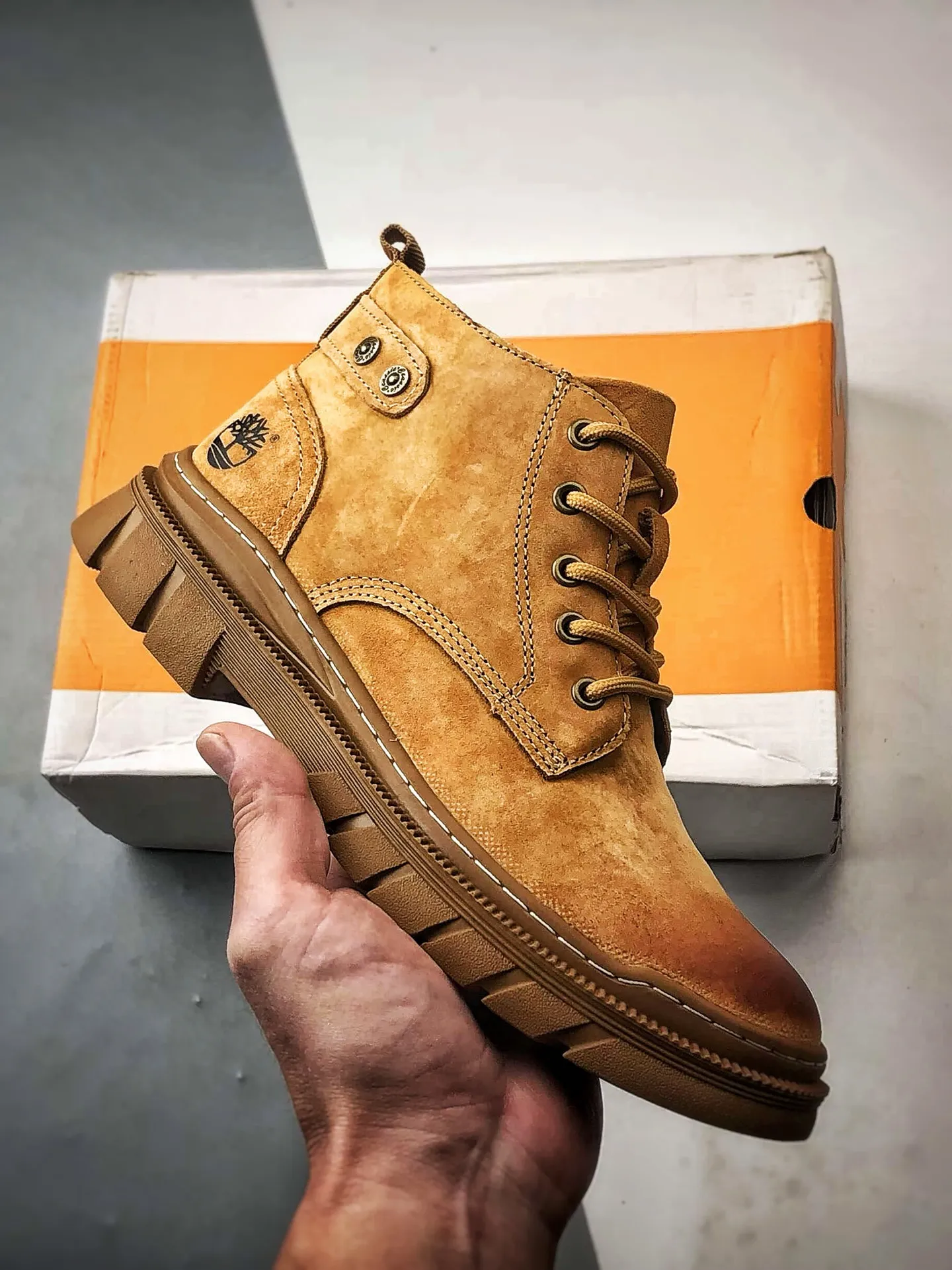 💰440 Timberland 25 autumn and winter must-have outdoor casual mid-cut rhubarb boots #Guangdong Dachang quality, original box and original packaging, fashionable and trendy matching. The fabric is made of Italian 🇮🇹 top-grade frosted fine-grained cowhide. Lightweight outsole. It is equipped with anti-odor and anti-corrosion genuine leather latex insoles. The outsole and hardware are all made from OEM raw materials. It is the same as the original Goodyear and will never be glued. Good products do not kill pigs. The quality of the first order is strictly controlled. Exclusively launched on the entire network. There is no doubt about the quality. The whole set is packaged in the same official website to give you the perfect wearing experience. The quality is exquisite and durable. A must-have for sportsmen. Specially designed to prevent handsomeness. High-quality and first-class foot feel. Special for cold protection and outdoor use this winter. Casual matching for daily use. Item No.: TB99248 Size: 39 40 41 42 43 44 (standard size)